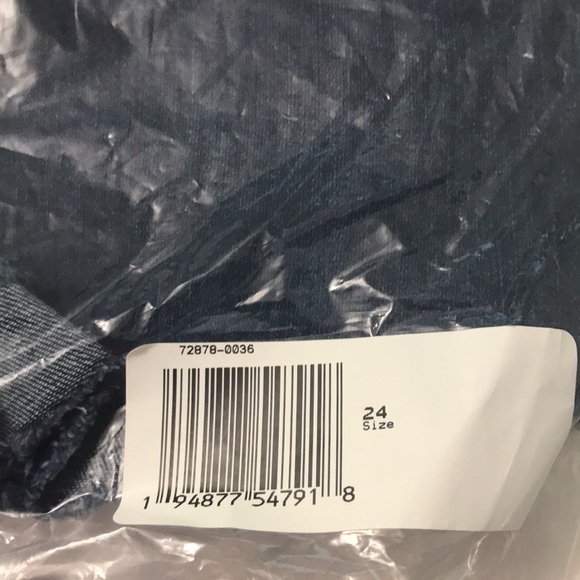 Levi high rise shorts Chelsea Scrape NEW 24/0 NWT - Picture 3 of 4